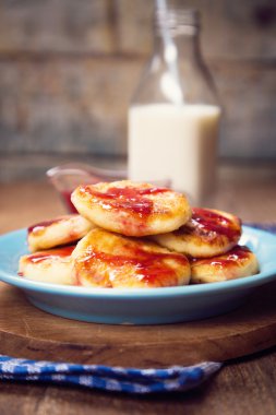 Peynirli krep tatlı sos ile