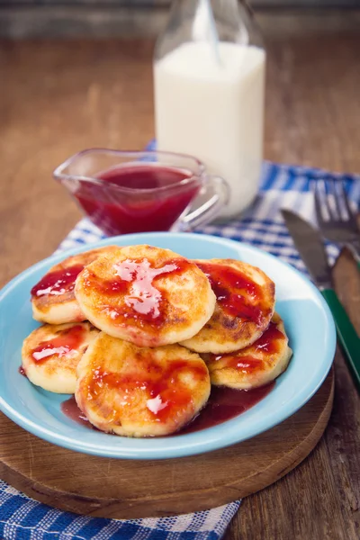 Käsepfannkuchen mit süßer Sauce — Stockfoto