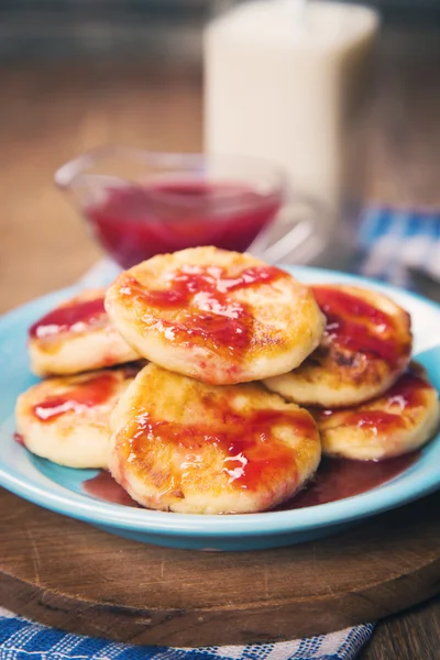 Käsepfannkuchen mit süßer Sauce — Stockfoto