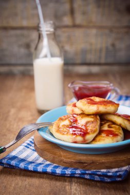 Peynirli krep tatlı sos ile