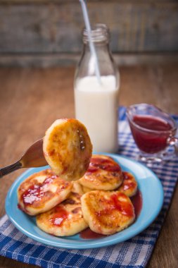 Peynirli krep tatlı sos ile