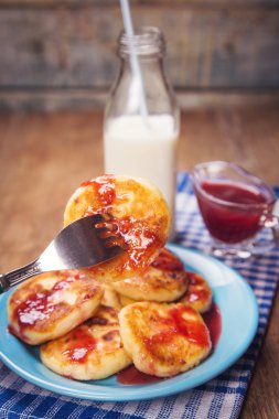 Peynirli krep tatlı sos ile