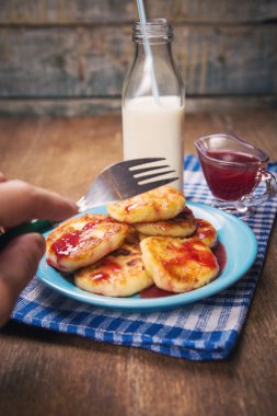 Peynirli krep tatlı sos ile