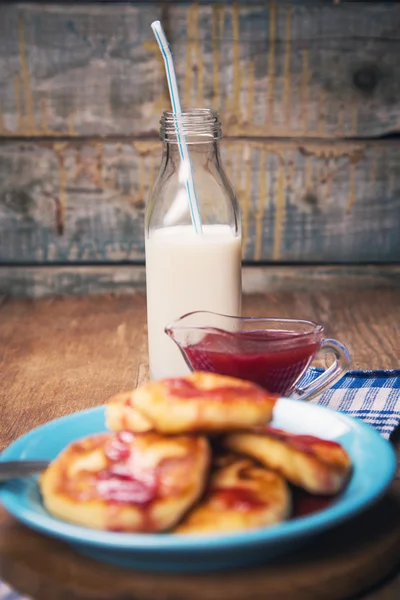 Tortitas de queso con salsa dulce —  Fotos de Stock