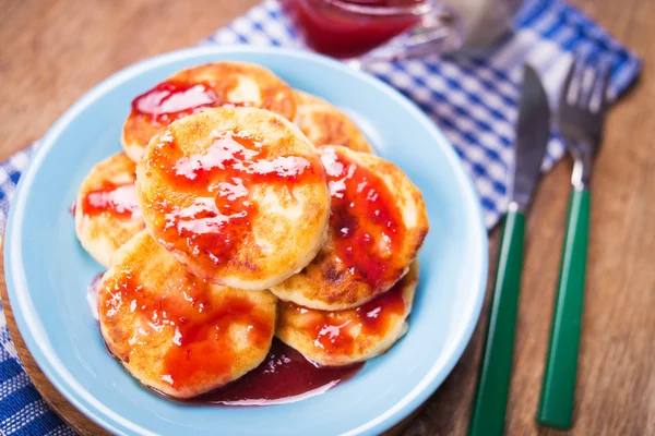 Tortitas de queso con salsa dulce —  Fotos de Stock