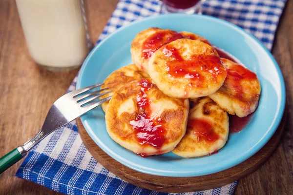 Cheese pancakes with sweet sauce — Stock Photo, Image