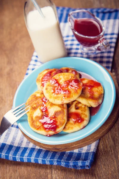 Panquecas de queijo com molho doce — Fotografia de Stock