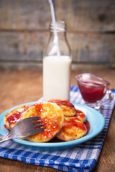 Käsepfannkuchen mit süßer Sauce — Stockfoto