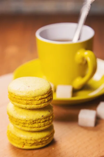 Macaroons with tea — Stock Photo, Image