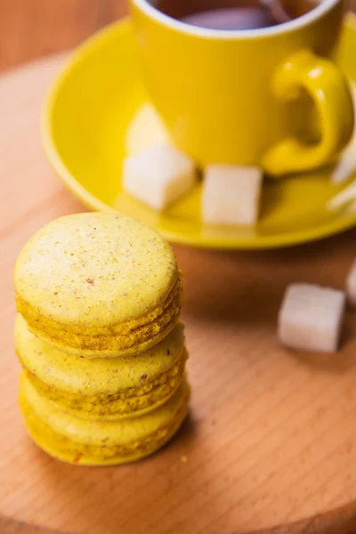 Macaroons with tea — Stock Photo, Image