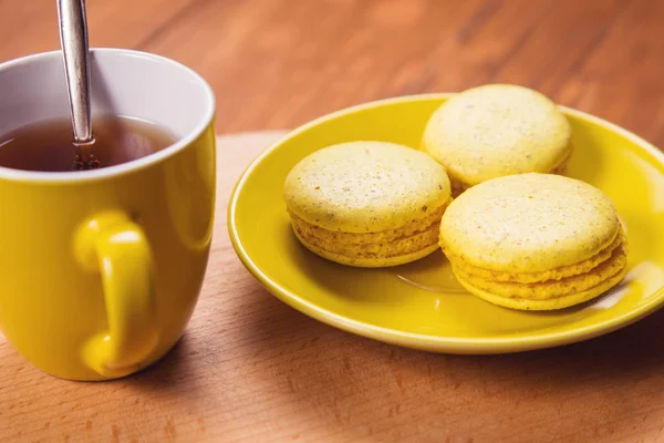 Macaroons with tea — Stock Photo, Image