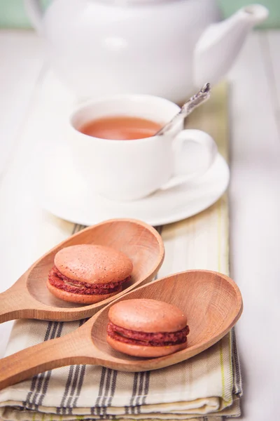Macaroons with tea — Stock Photo, Image