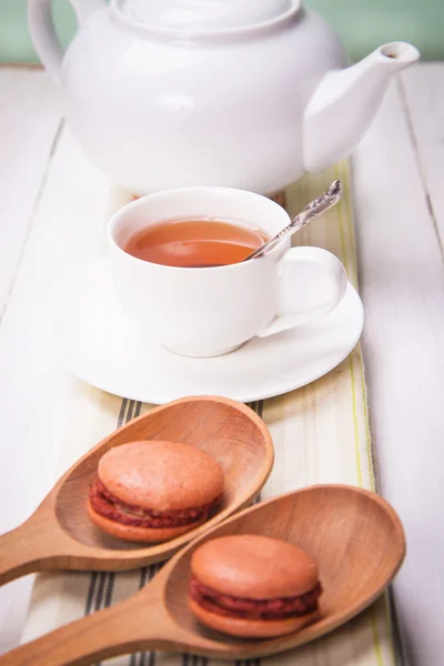 Macaroons with tea — Stock Photo, Image