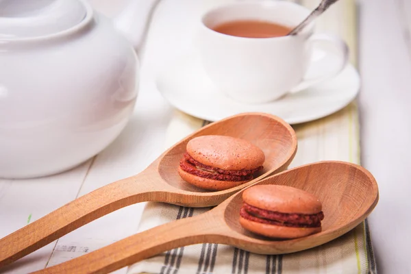 Macaroons with tea — Stock Photo, Image