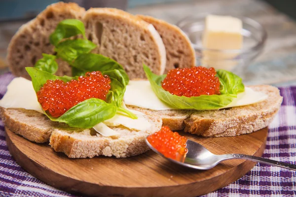 Caviale rosso sul pane — Foto Stock