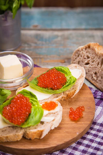 Red caviar on bread — Stock Photo, Image