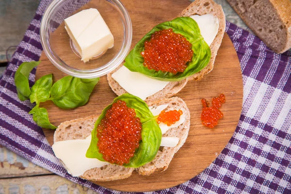 Caviar rojo sobre pan —  Fotos de Stock