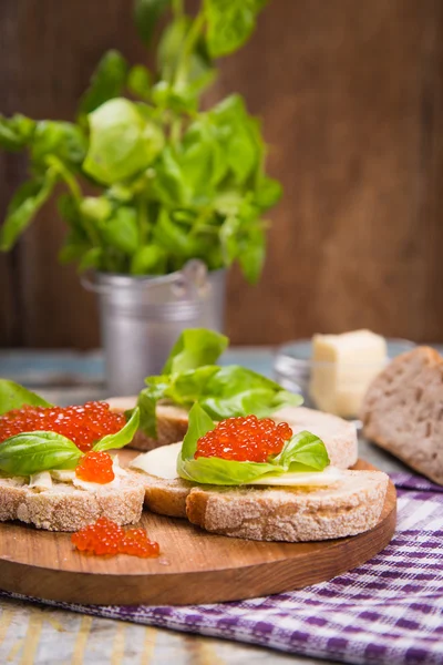 Caviale rosso sul pane — Foto Stock