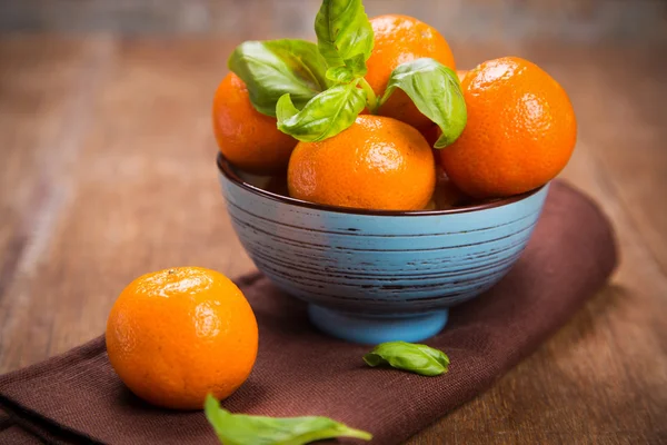 Mandarina com manjericão — Fotografia de Stock