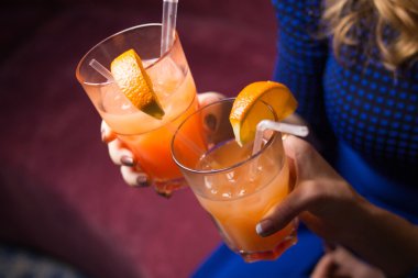 elinde kokteyl