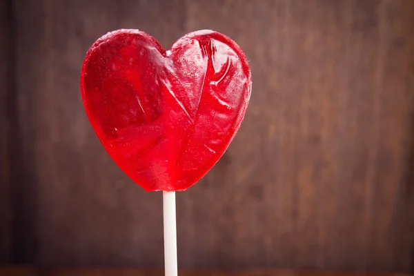 Röd lollipop är hjärtat — Stockfoto