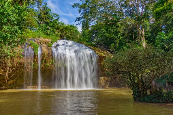 Hermosa cascada y bosque verde — Foto de Stock