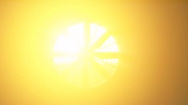 Güneş ışığı ile iplik fan