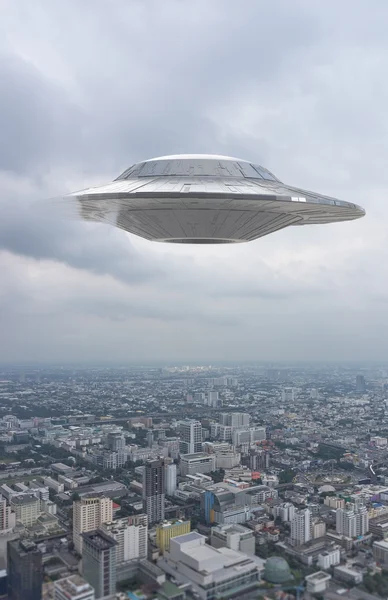 하늘에 떠 있는 UFO 스톡 사진