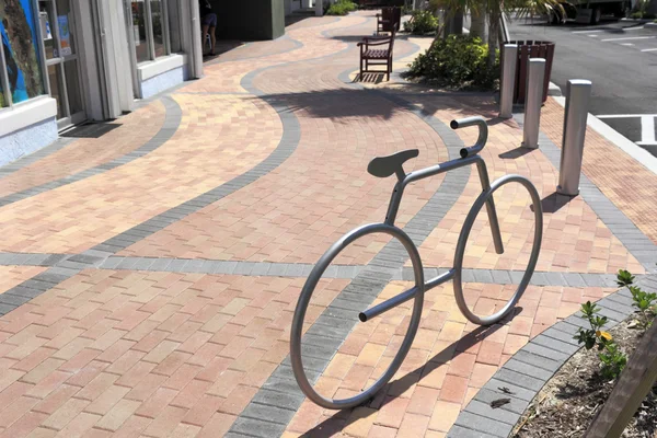 Rack de bicicleta em forma de bicicleta de prata — Fotografia de Stock