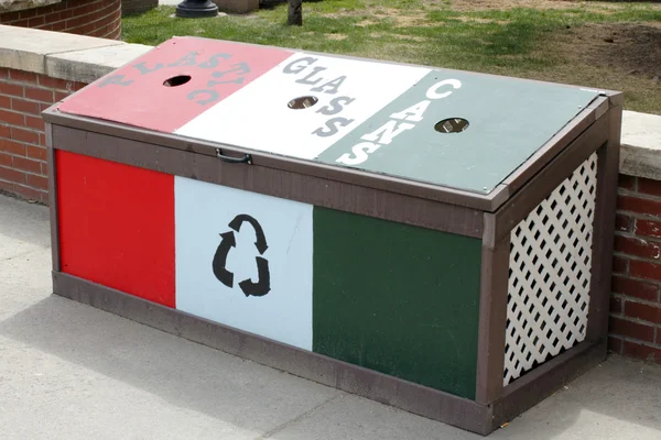 Корзина для мусора перед парком Ситизенс — стоковое фото