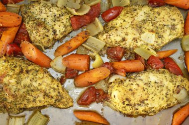 Sadece fırında tavuk ve sebze yemek