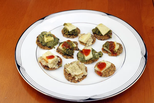 Cheese Basil Pesto Cracker Snacks — Stock Photo, Image