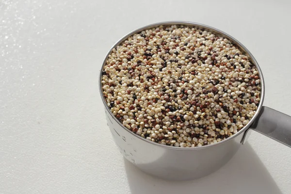Três cores de sementes secas de quinoa — Fotografia de Stock