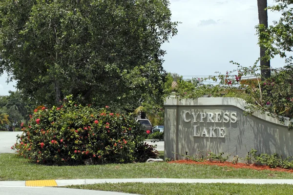 Знак "Cypress Lake Entrance" — стоковое фото