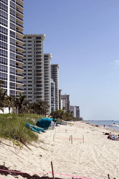 Atlantic Ocean Beach with Tall Condominiums — Stock Photo, Image