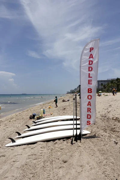 Placas de remo e sinal de bandeira na praia — Fotografia de Stock