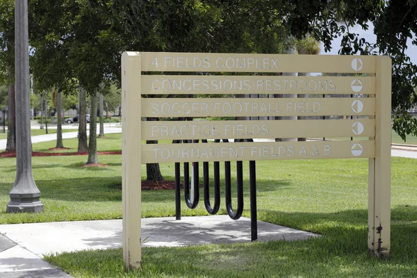 Directional Sign in Pompano Community Park — Stock Photo, Image