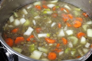 Başına Cook mercimek çorbası