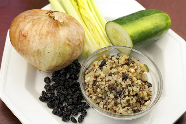 Rohstoffe mit gekochtem Quinoa-Gericht — Stockfoto