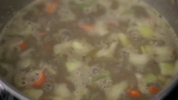 Matlagning linssoppa — Stockvideo