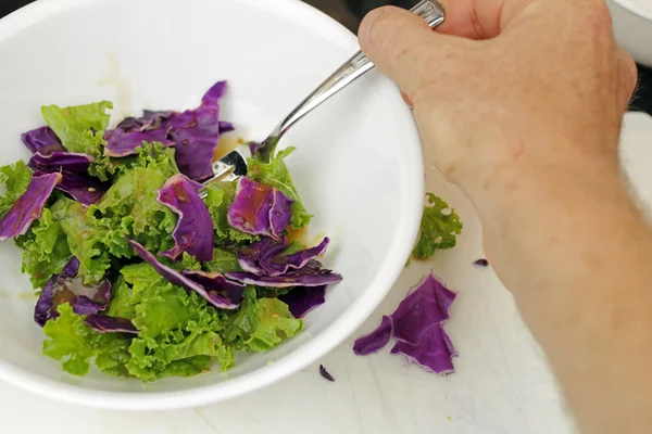 Comendo salada de couve — Fotografia de Stock