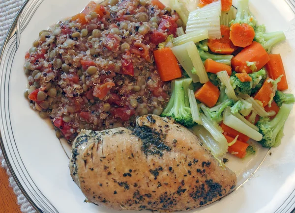 Quinoa med kyckling och grönsaker — Stockfoto