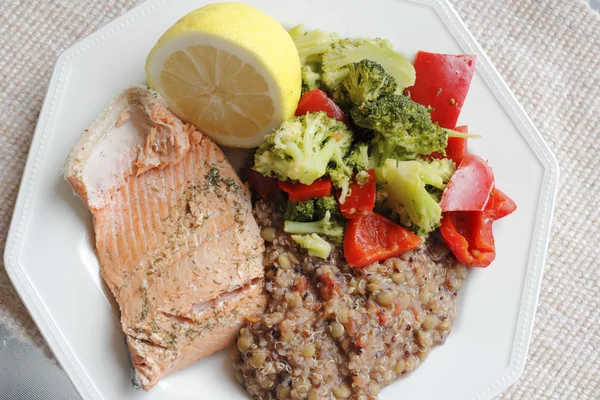 Gesundes Abendessen mit Lachsgemüse und Quinoa — Stockfoto
