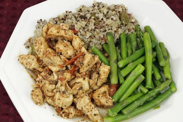 Frango com espargos e quinoa — Fotografia de Stock