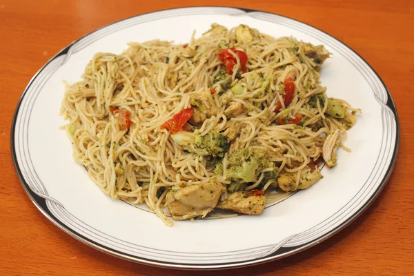 Spaghetti mit Huhn und Gemüse Abendessen — Stockfoto