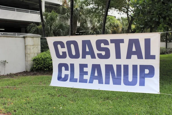 Grande sinal de limpeza costeira — Fotografia de Stock