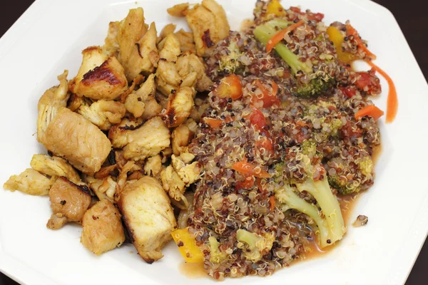 Huhn und Quinoa mit Gemüse Abendessen — Stockfoto