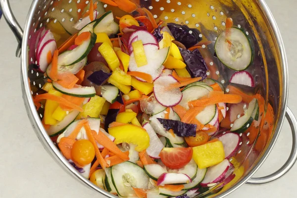 Mistura de legumes de salada picada em um escorredor — Fotografia de Stock