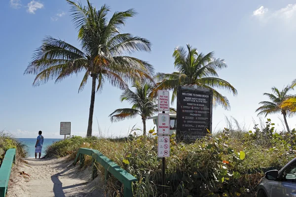 Signs and Entrance to Dania Beach — Stock Photo, Image