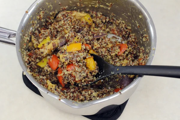 Gekochtes Quinoa-Gemüse und Huhn — Stockfoto